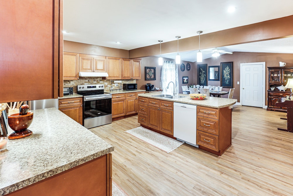 Family-friendly Home w/ Furnish Patio in Crystal!