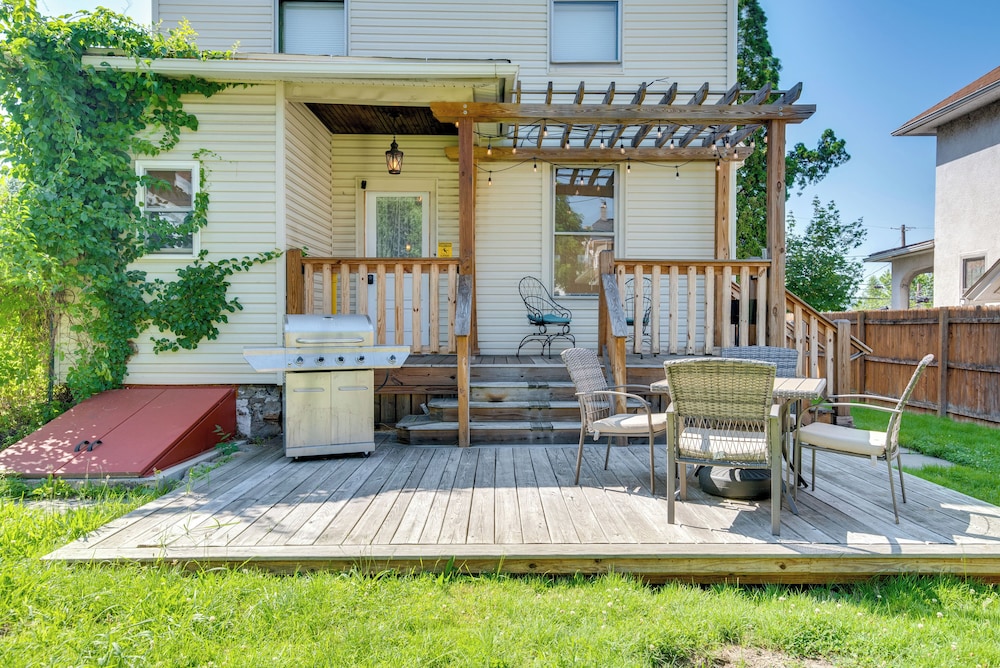 2 Mi to Steamtown Nhs: Family Home w/ Backyard!