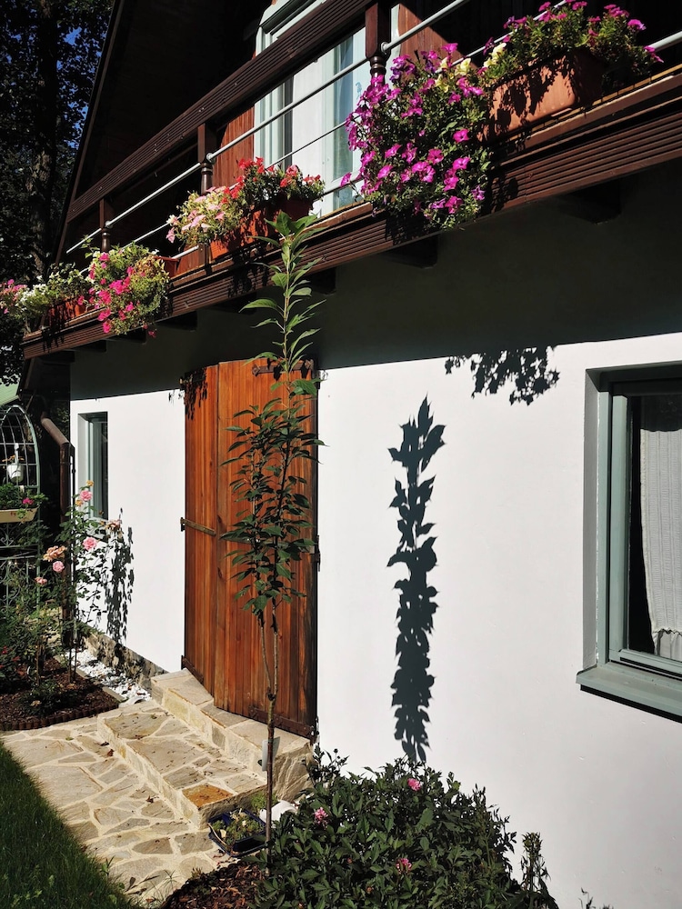 Sunny Wooden House on Creek, 30 Minutes Prague