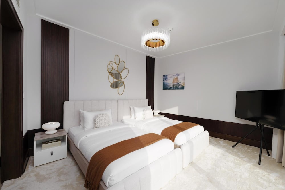 Ultra Chic High-floor Apt w Direct Burj Khalifa Fountains Views