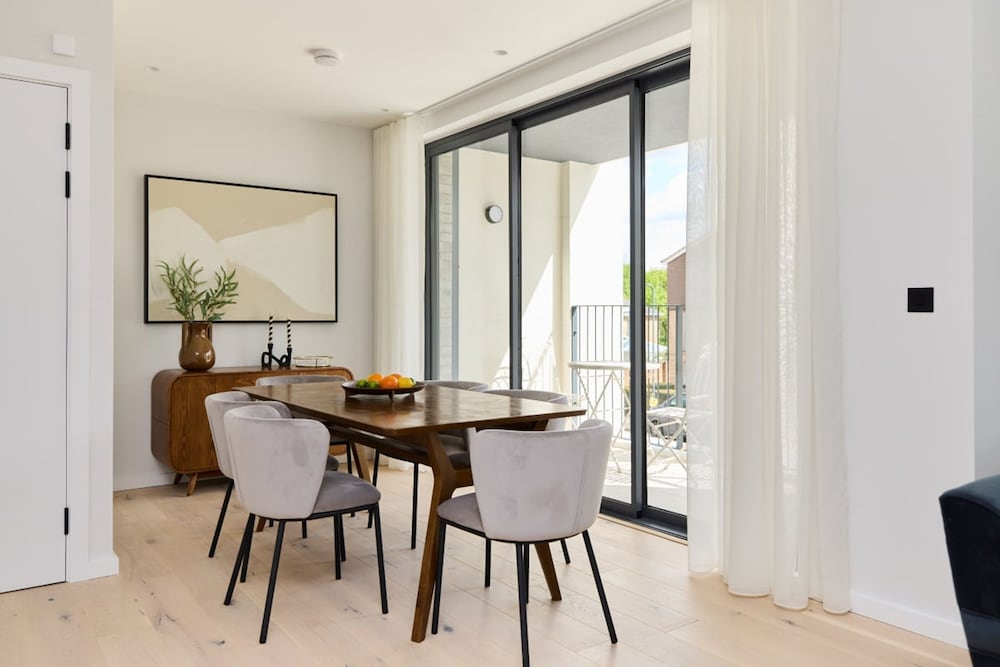 The Brondesbury Place - Bright 2bdr Flat With Balcony Parking