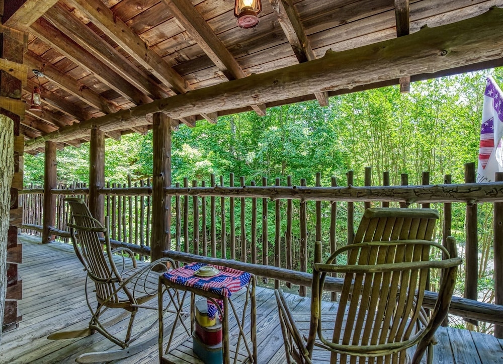 Er69 - Rachel's Tree House - Great Location. Close To All The Action! 1 Bedroom Cabin by RedAwning view 3