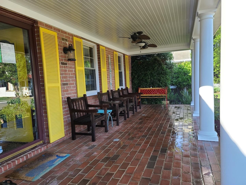 Laurel Street 323