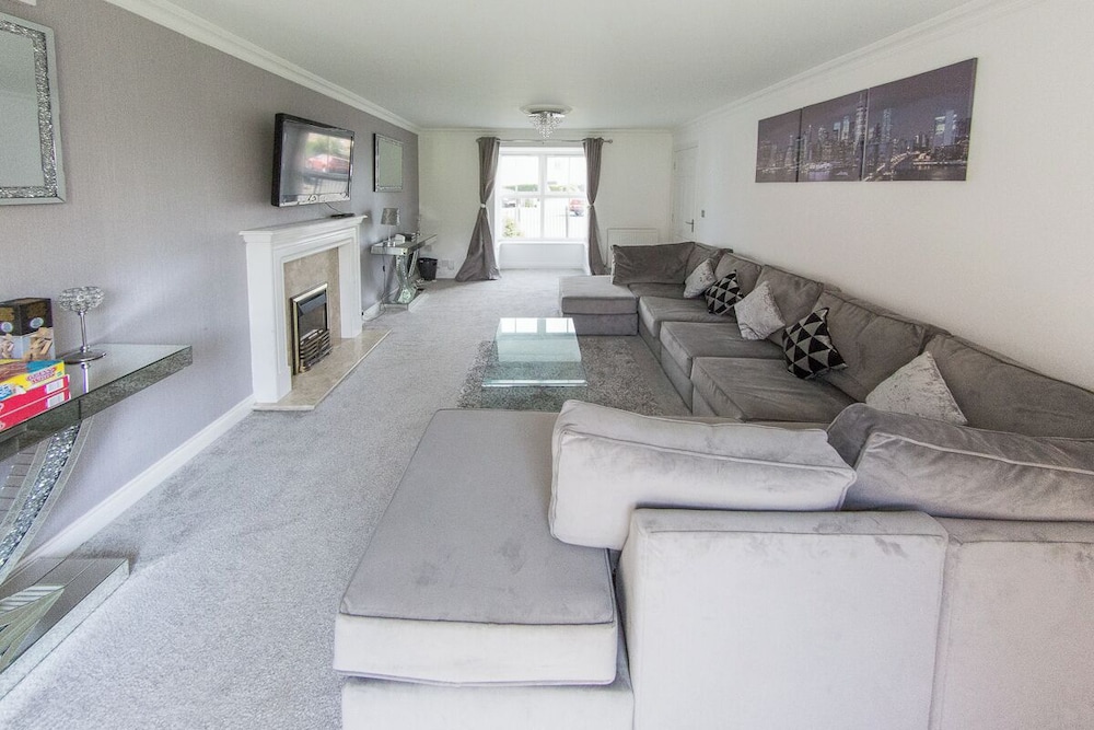 5 Bed Detached House - Sleeps 14