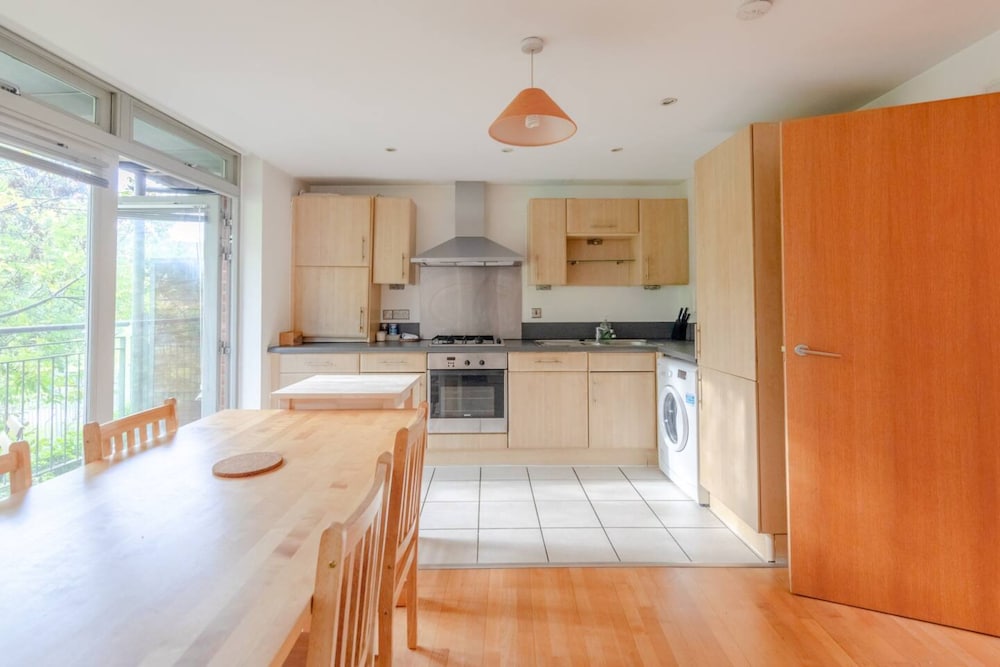 Spacious 2 Bedroom Apartment Near White City
