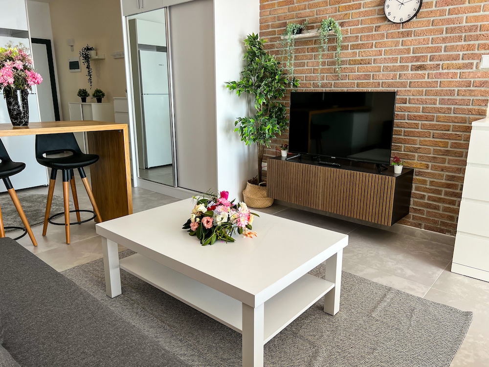 Isabella Pool Apartments