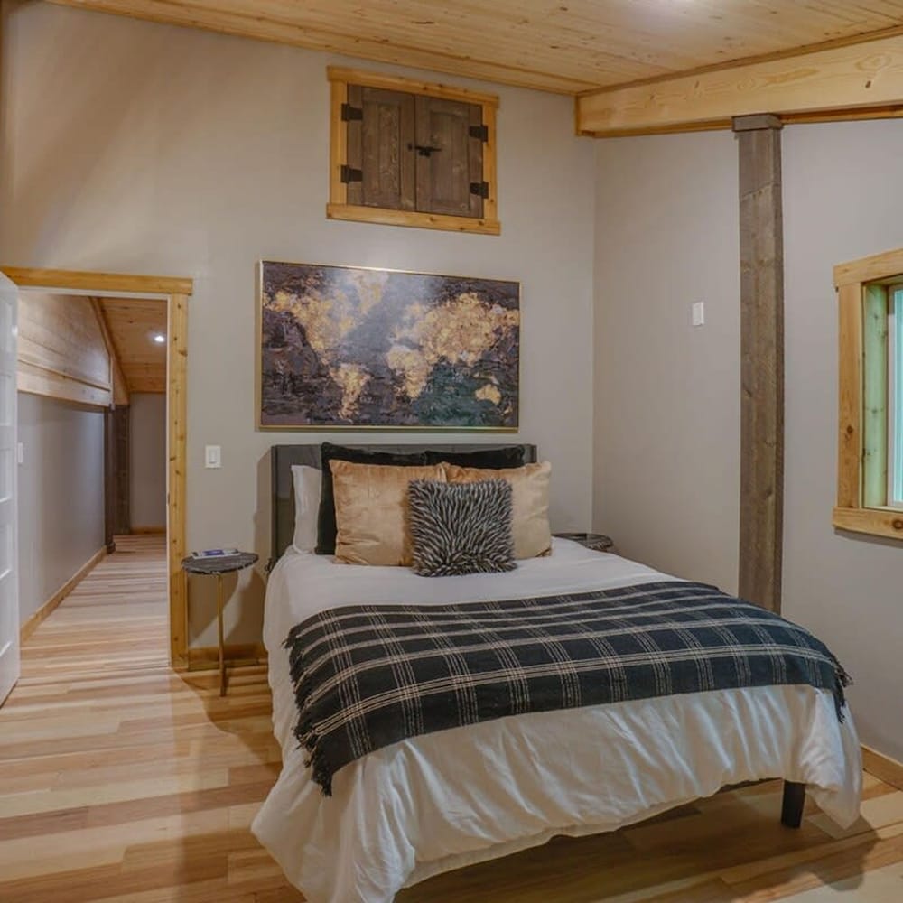 Jurassic Themed Adventure 4BR Home With Hot Tub