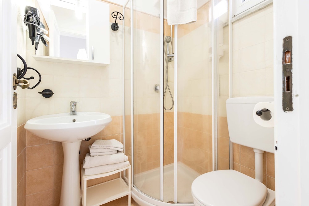 LO NARDO ACCOMMODATION
