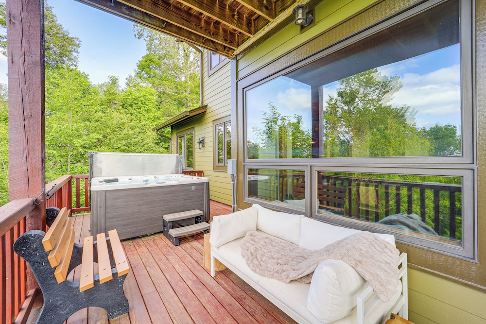 Hot Tub + Stunning Views: Luxury Beech Mtn Escape!