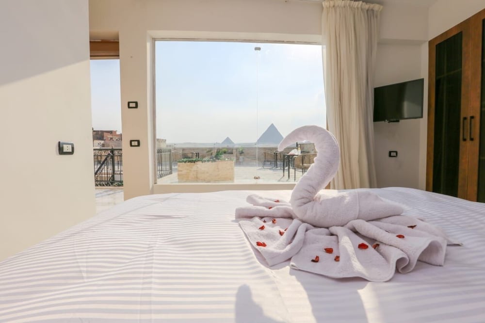 Point Pyramids View Inn