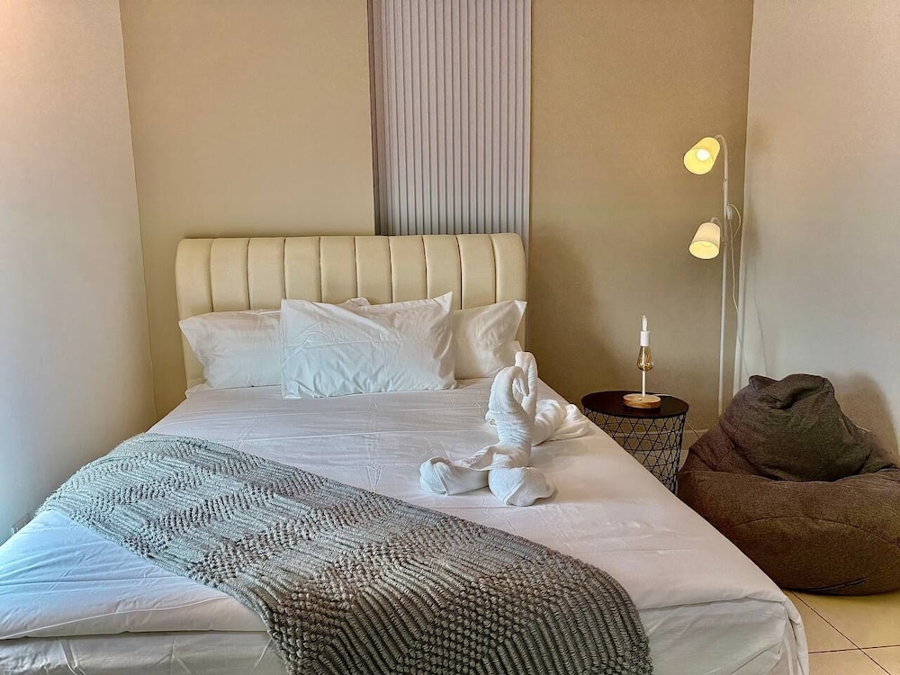 ICC Luxury Suites By Grab A Stay