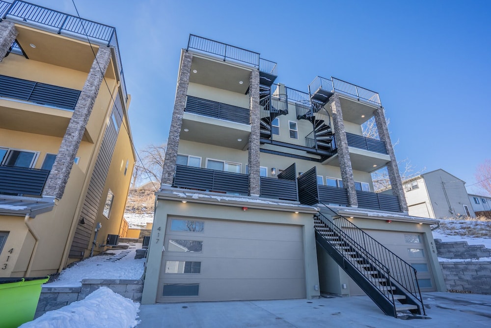 4BR Mnt Viewsmodern Urbanityrooftop Patio view 2