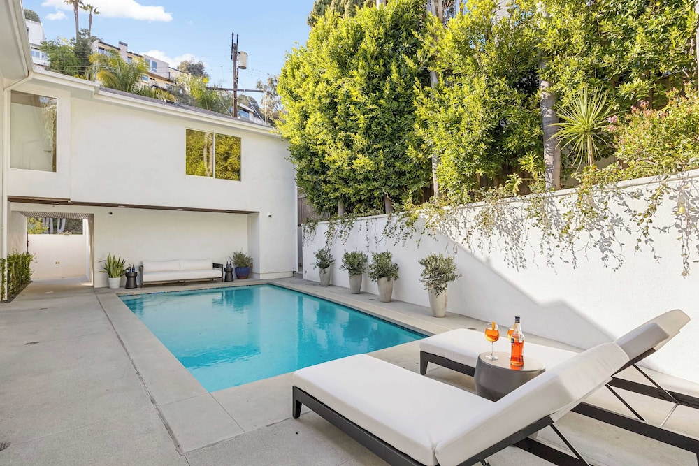 Luxury Hollywood Hills Home With Pool, Outdoor Dining & Iconic Views Skyline Chalet