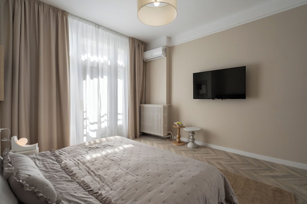 Refined & Spacious 3-Bedroom Flat Near Cismigiu, Balcony with Boulevard Views