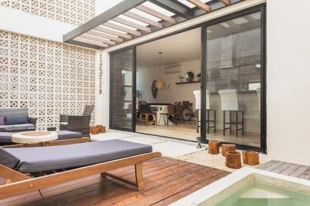 Magnificent Apartment Pool Gym view 3