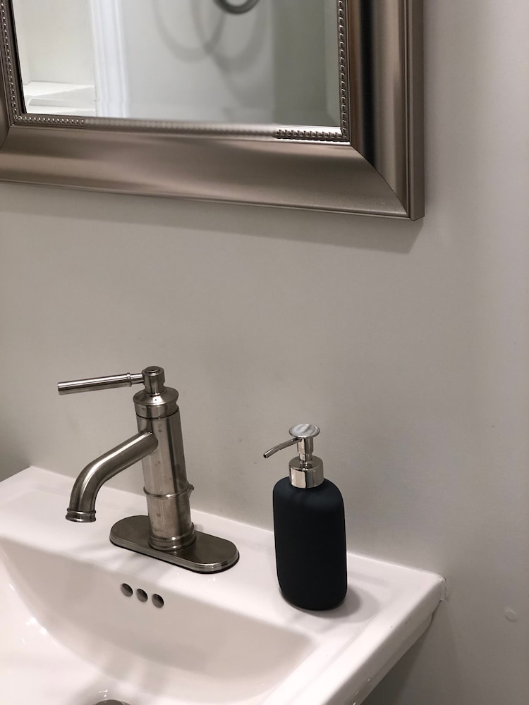 Renovated Cottage Minutes From Downtown