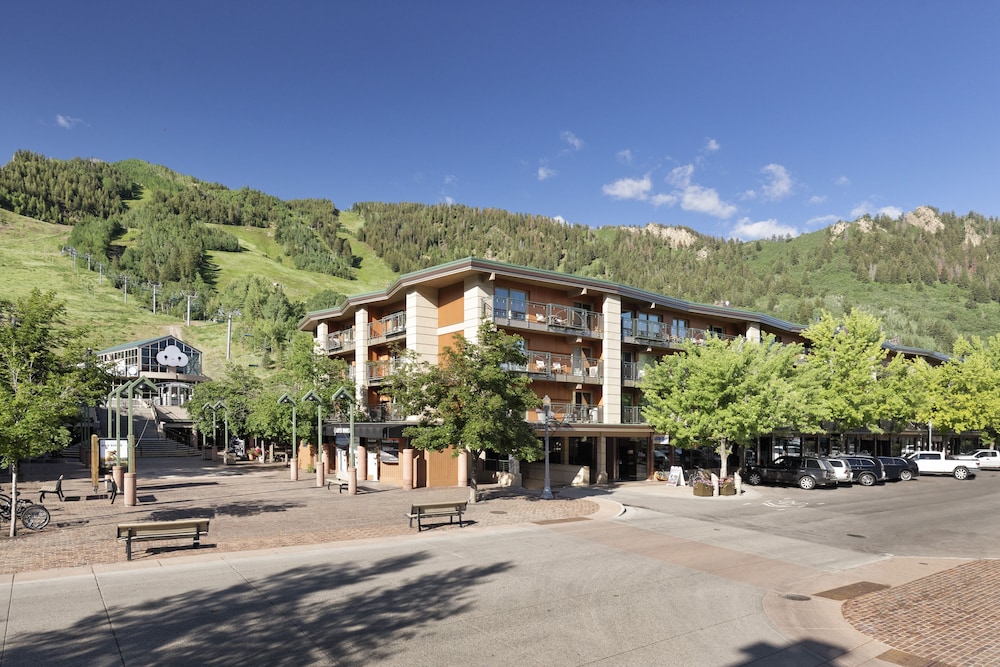 Hotel North of Nell - Image 1