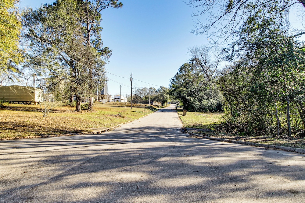 1 Mi to Dtwn Enterprise: Pet-friendly Home w/ Yard