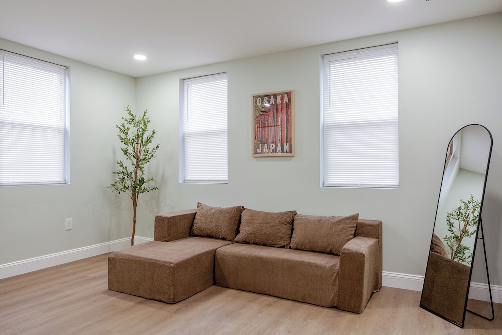 Stylish Minimalist Stay in City Center