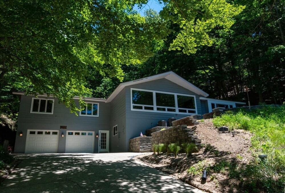 Beach View Cottage - On the Lake