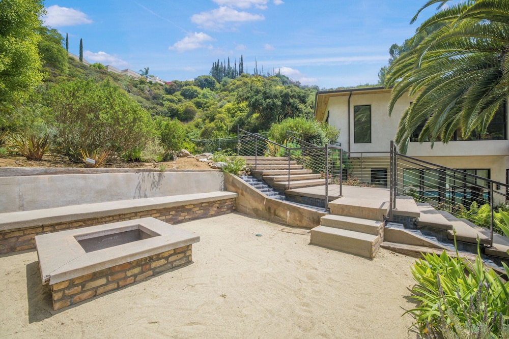 Bowmont - Resort-style Beverly Hills Escape w/ Pool, Garden and Privacy