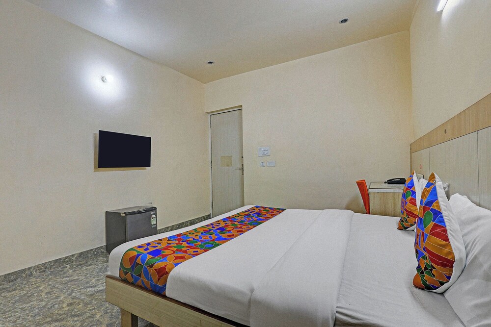 Fabhotel Crown Inn I