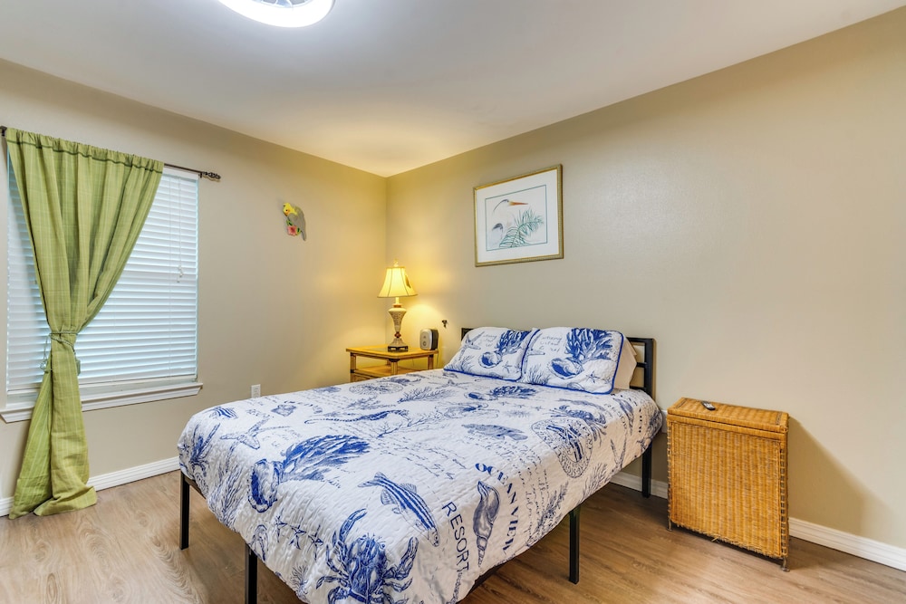 Walk to Beach: Condo in Pensacola w/ Pool Access