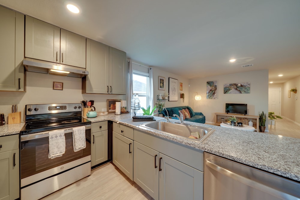 Easy Access to Dtwn San Antonio: Suburban Home