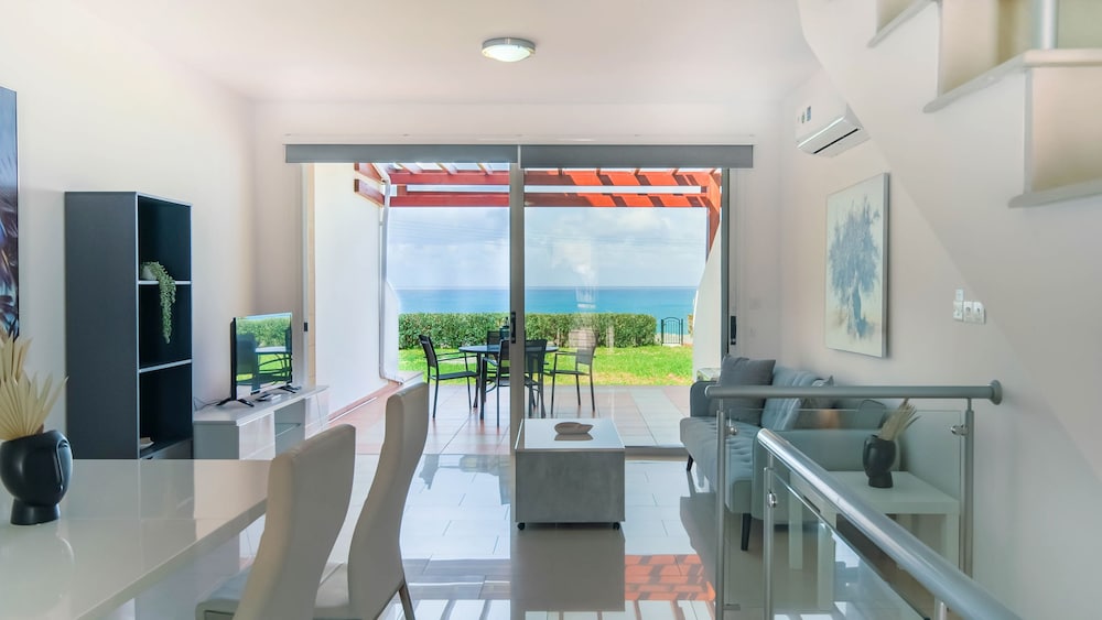 Phaedrus Living Beachfront Villa Morona