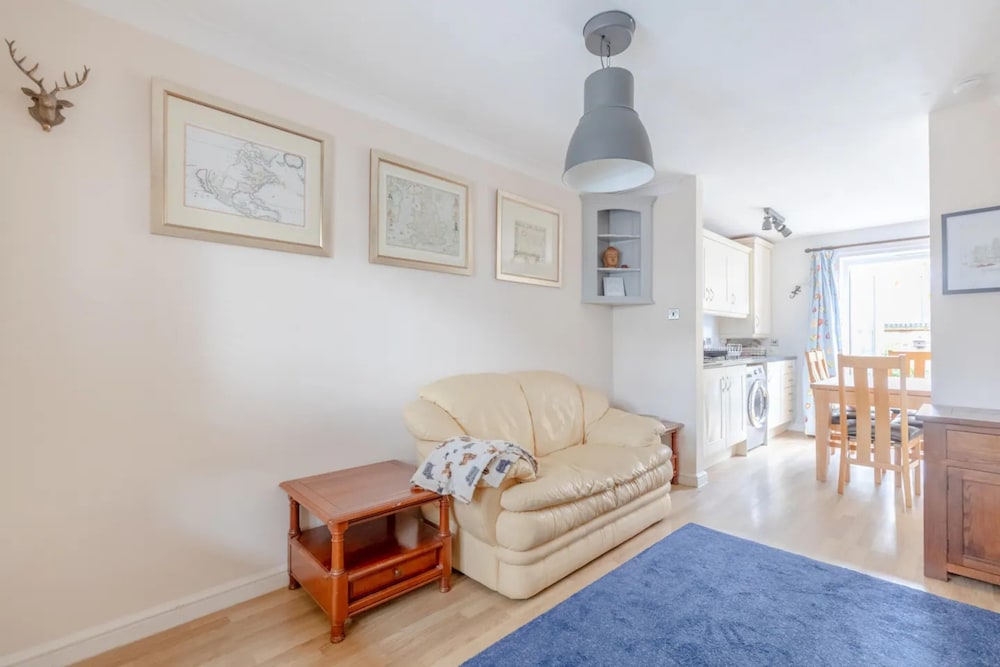 Charming 1BD Retreat With Garden Area, Greenwich!