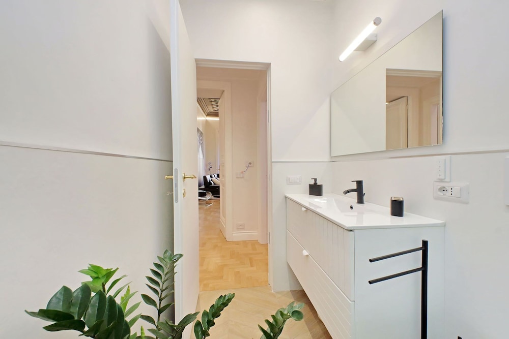 Rare Large and Elegant Rome Apartment in Prati Neighborhood Perfect for Families or Friends