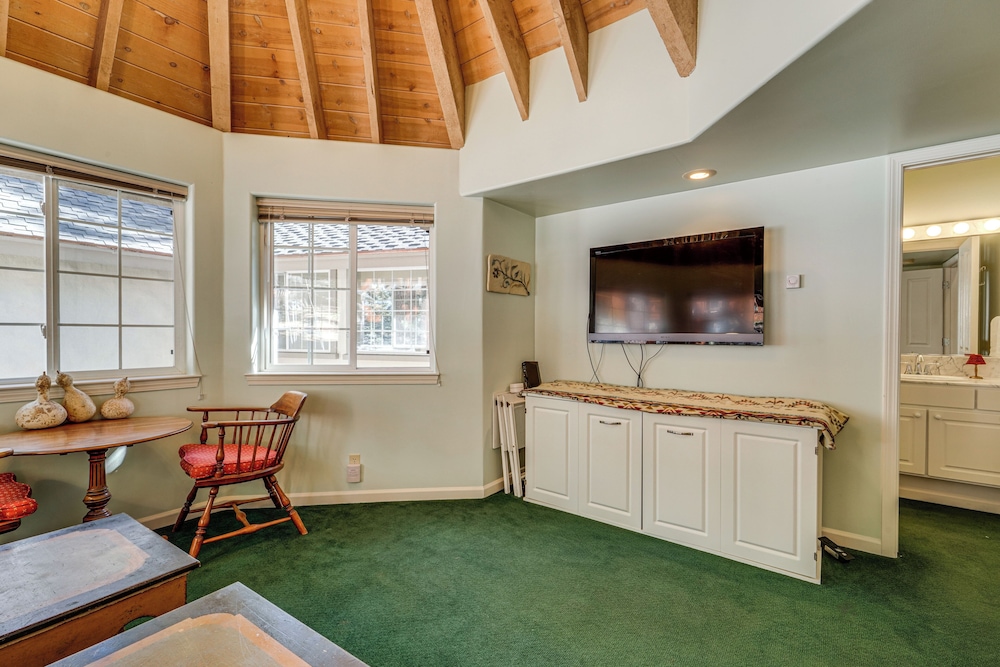 1 Mi to Lift! Olympic Valley Chalet w/ Hot Tub