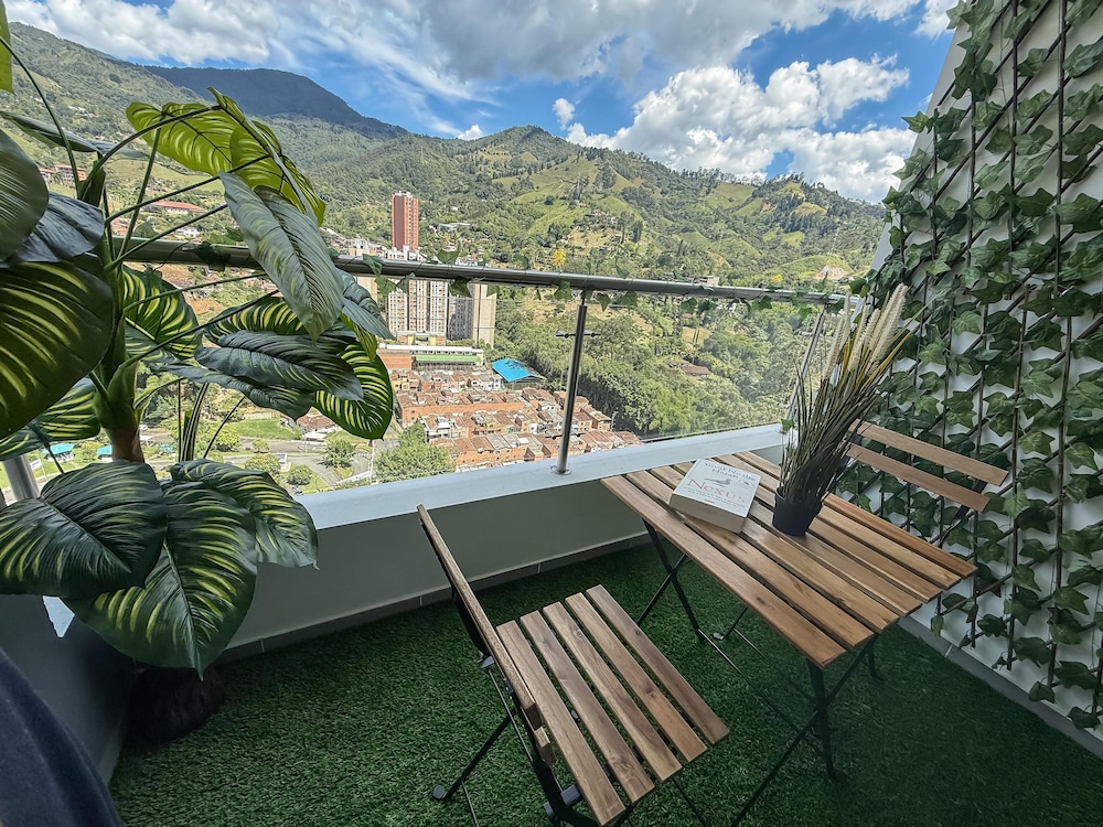 Mountain View, Pool & Gym (2506)