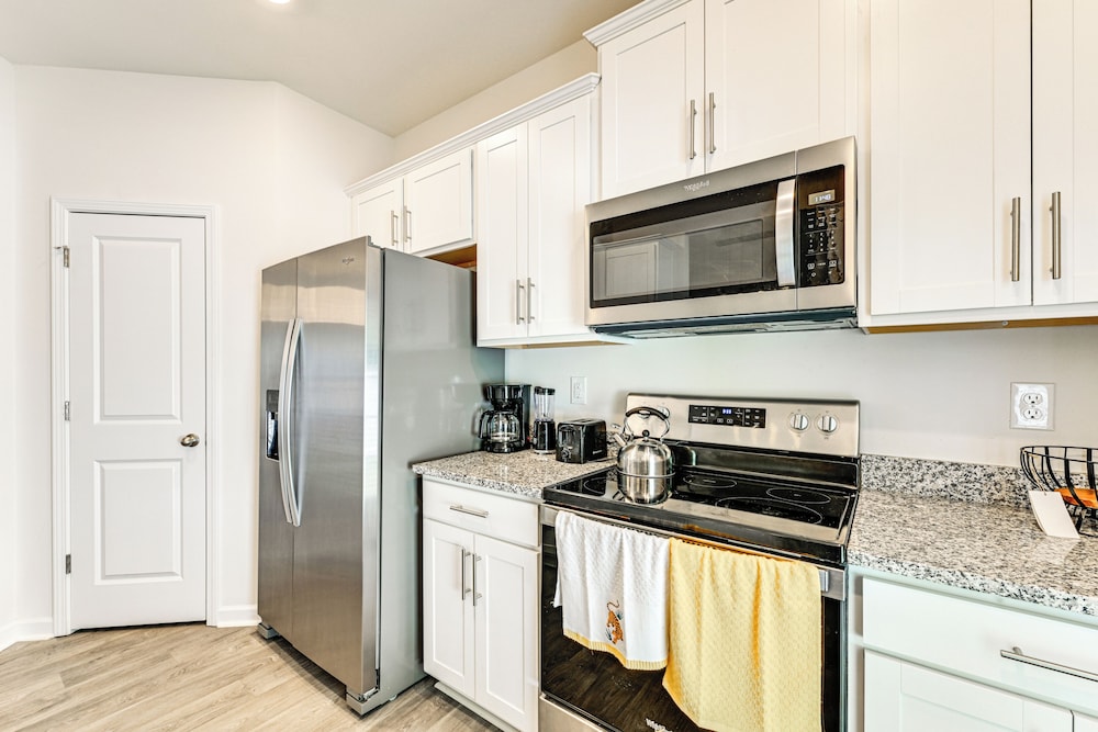 7 Mi to Uptown - Pet-friendly 2-story Townhome!
