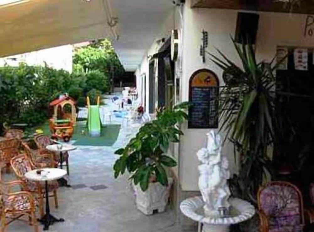 Harry's Bar & Apartments