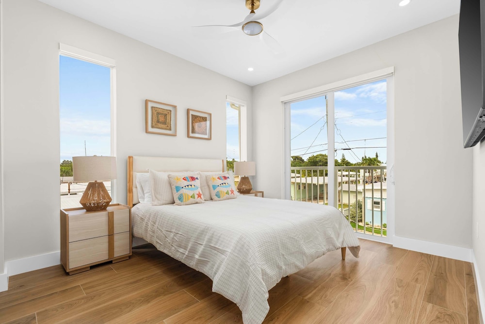 Aqua Verde Waterfront Lux Gem Dock Game Room