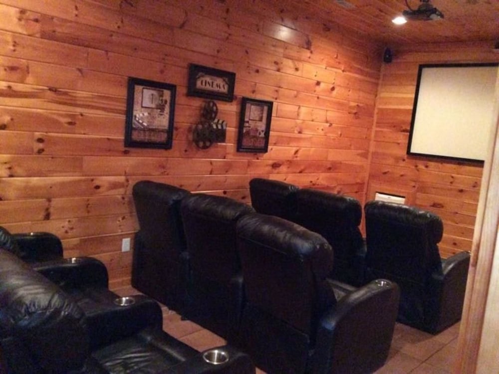 Spacious Party Hut Near Attractions by Redawning