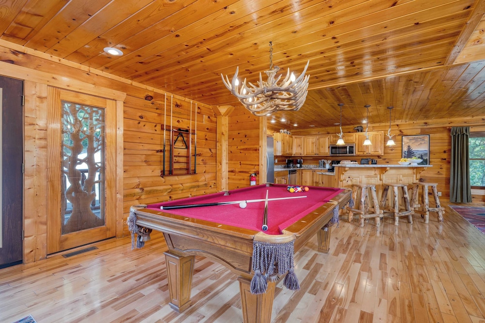 Big Bear Cove Hot Tub, Game Room, Fireplace + Smoky Mtn Views