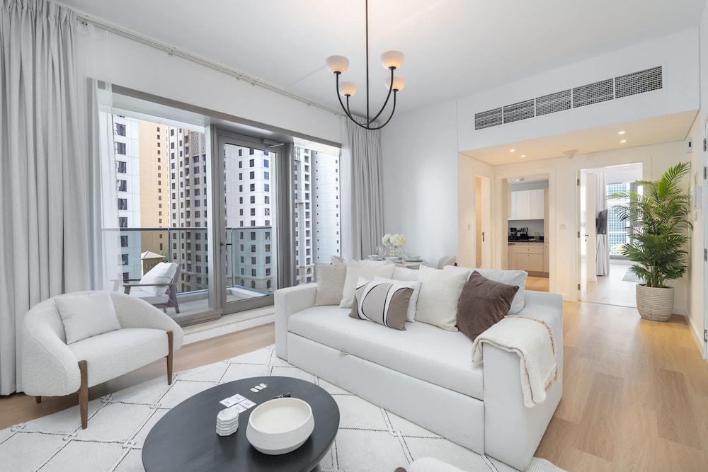 Bright and Airy 1-bedroom Apartment Perfect for 4 in Dubai Marina