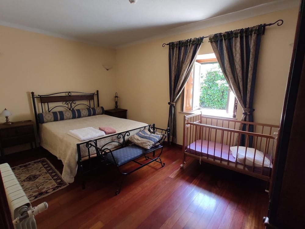 2Br Serra da Estrela Escape-cheese & Wine, Parking