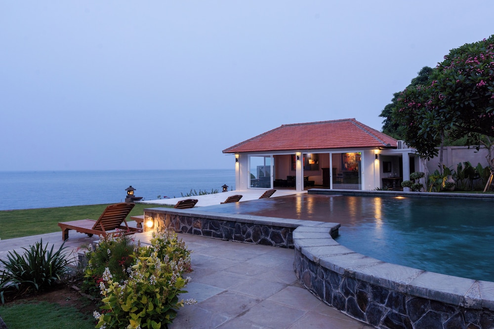 Seaside Oceana Suites by Mahaprana