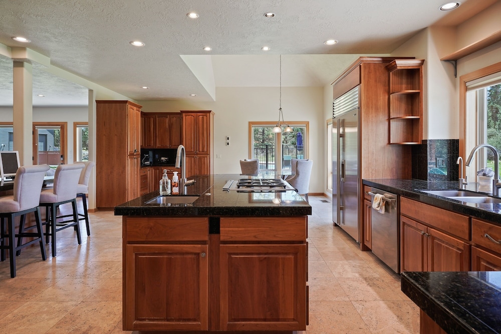 Family-Friendly Dara Oaks Home with Private Hot Tub and BBQ on the Deck by RedAwning
