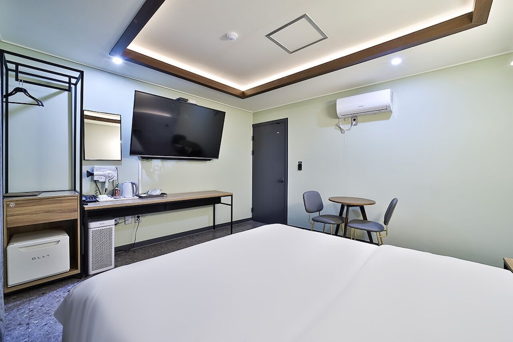 HOTEL LION