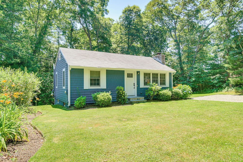 Charming Cape Cod Cottage: 4 Mi to Bristol Beach!