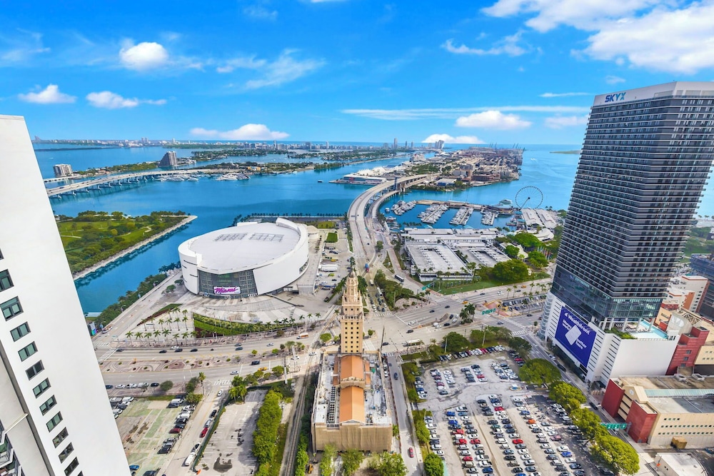 Experience Luxury & Bayfront Views