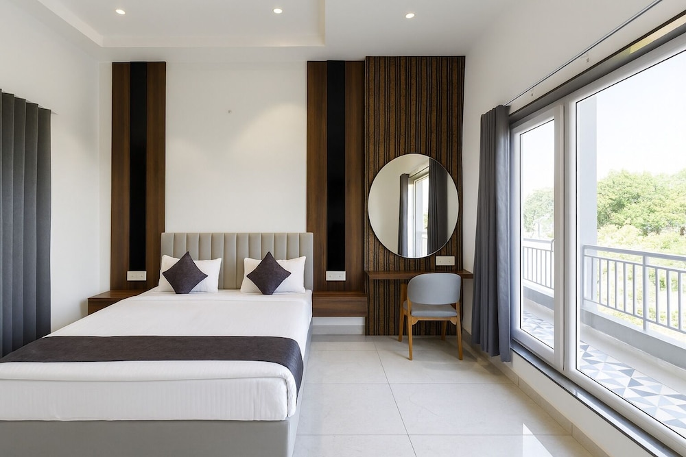 Lavender Hotels with Swimming Pool – Statue of Unity