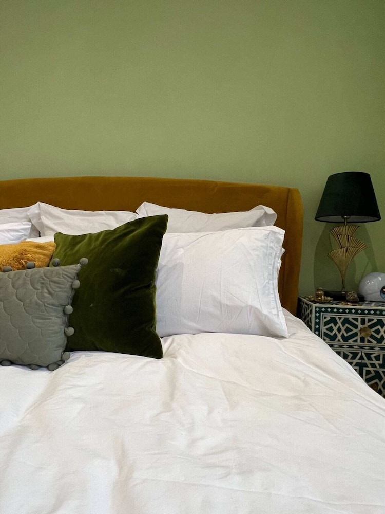 Colourful and Stylish 1 Bedroom Flat in Kensington