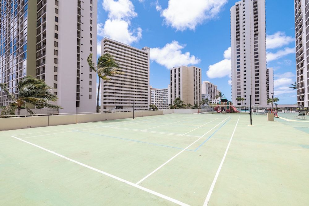 Waikiki Banyan 1BR