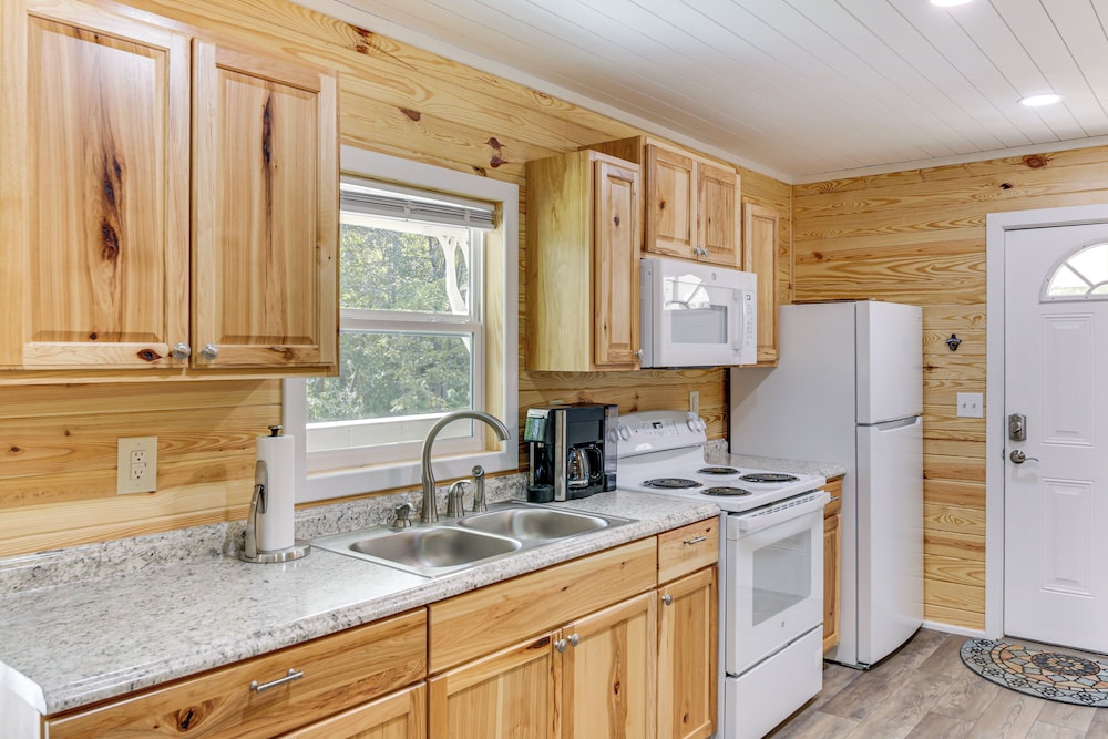 Cottage Close to Caves & Trails in Hocking Hills!