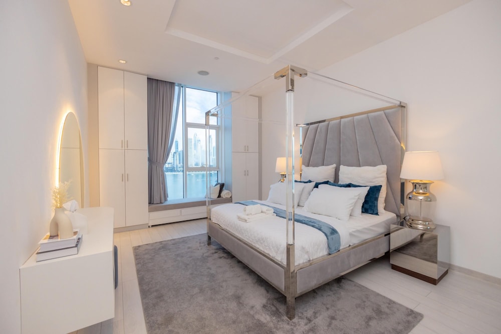 Sophisticated 1BR Palm Apt w Beach Access